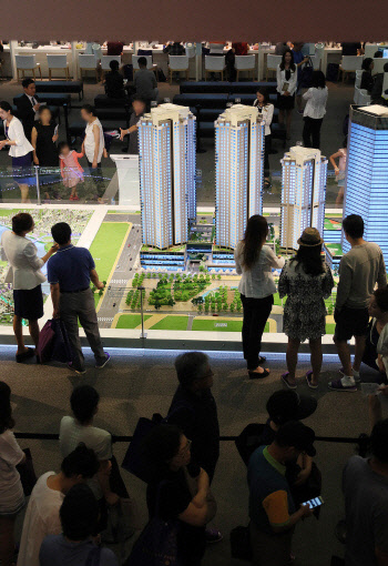 그동안 사회배려계층들이 겪었던 깜깜이 분양이 사라질 전망이다. 사진은 견본주택 전경.<연합뉴스>